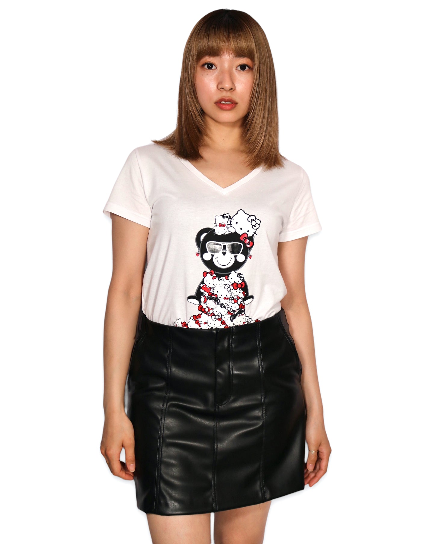 モデルがチャーミーラブスハローキティtシャツを着てます
